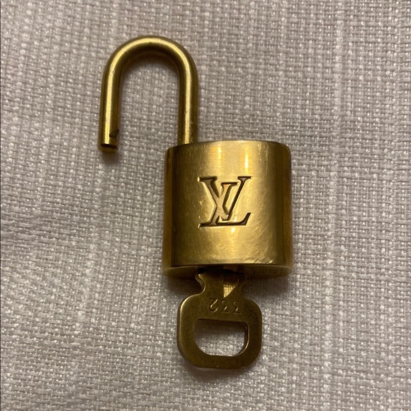 GC - Louis Vuitton Brass Padlock #332 with 1 key - Picture 1 of 4